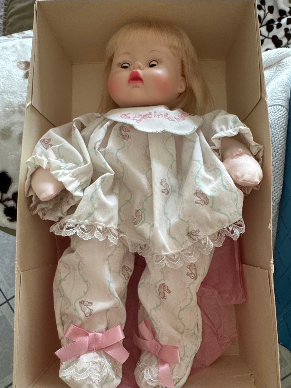 Madame Alexander Huggums Sleep/Awake Baby Doll 12” .